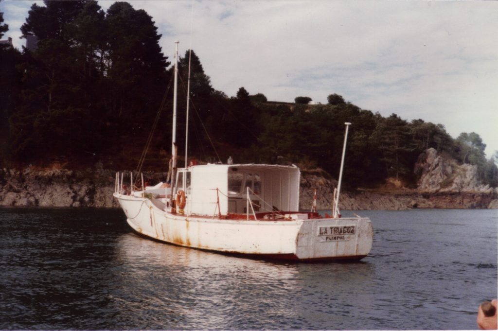 La vedette La Horaine, la première du nom, celle qui servit à l'évasion de 1943, renommée La Triagoz, photographiée en 1977 à Lézardrieux par François Jouas-Poutrel, gardien du phare des Roches-Douvres pendant 21 ans