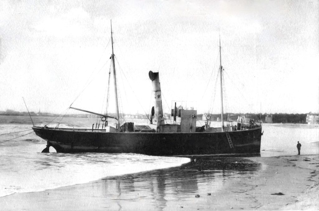 Le bateau de sauvetage Amiral Lafont, ex Yvonne, échoué en 1913 sur la plage de la Grande-Couche à coté de Royan, source Charente Maritime d'Antan