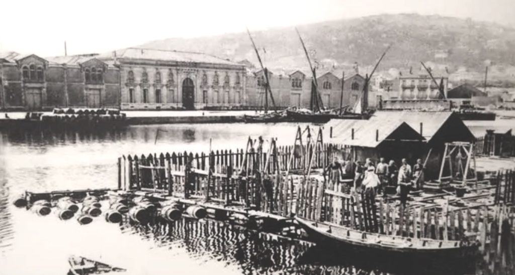 Casiers d'huitres repérables grâce au barriques flottant au dessus, source ostreisud.fr