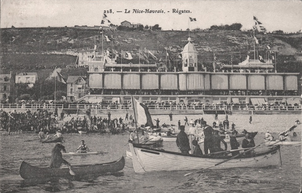 Le public des régates du Club nautique de Nice devant le Palais des régates, source Gallica